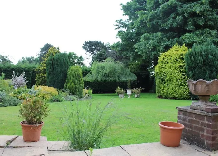Unwind In Comfort At Cosy Caradus Free Parking