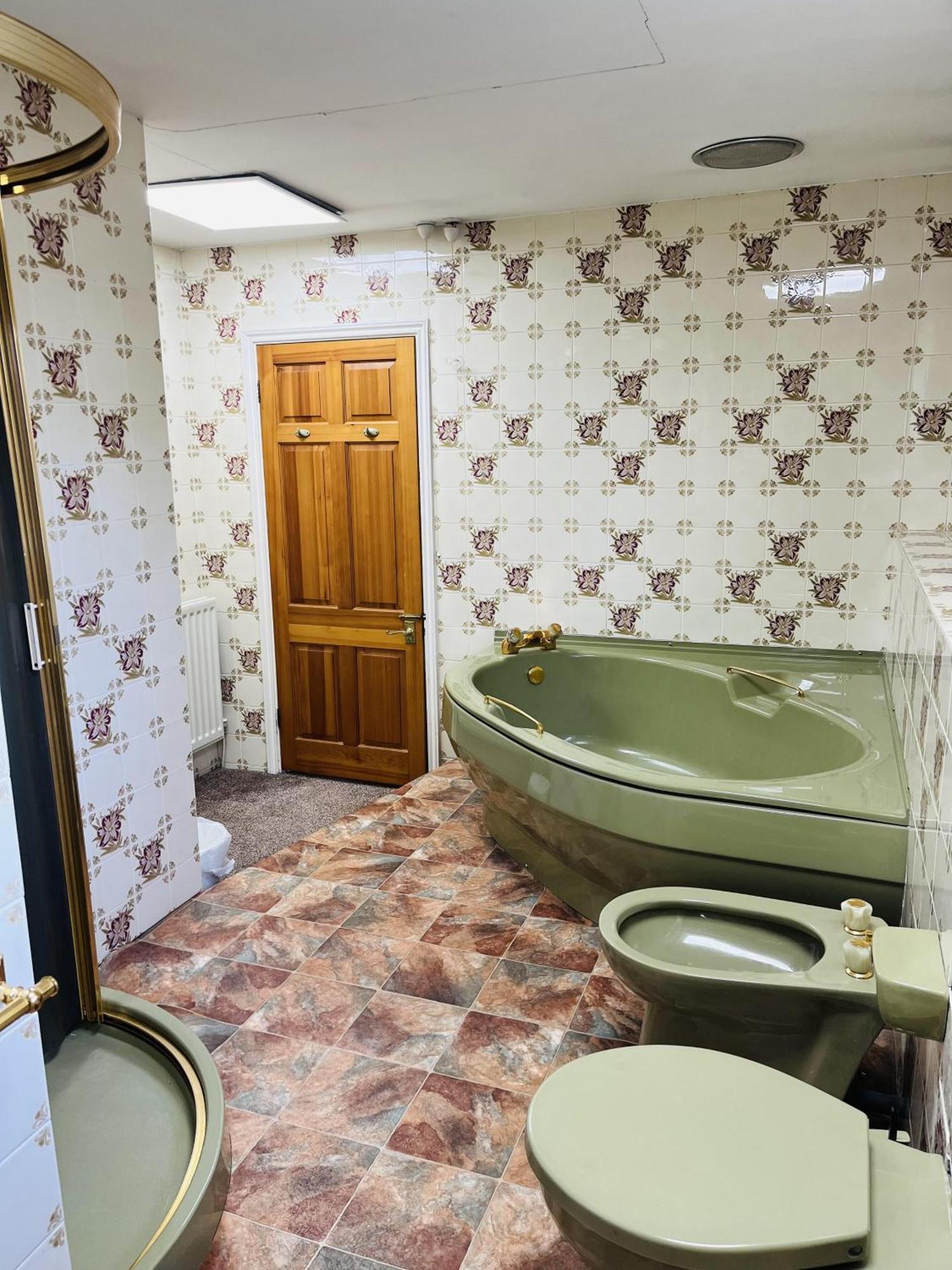Unwind In Comfort At Cosy Caradus Free Parking Holiday home Birmingham