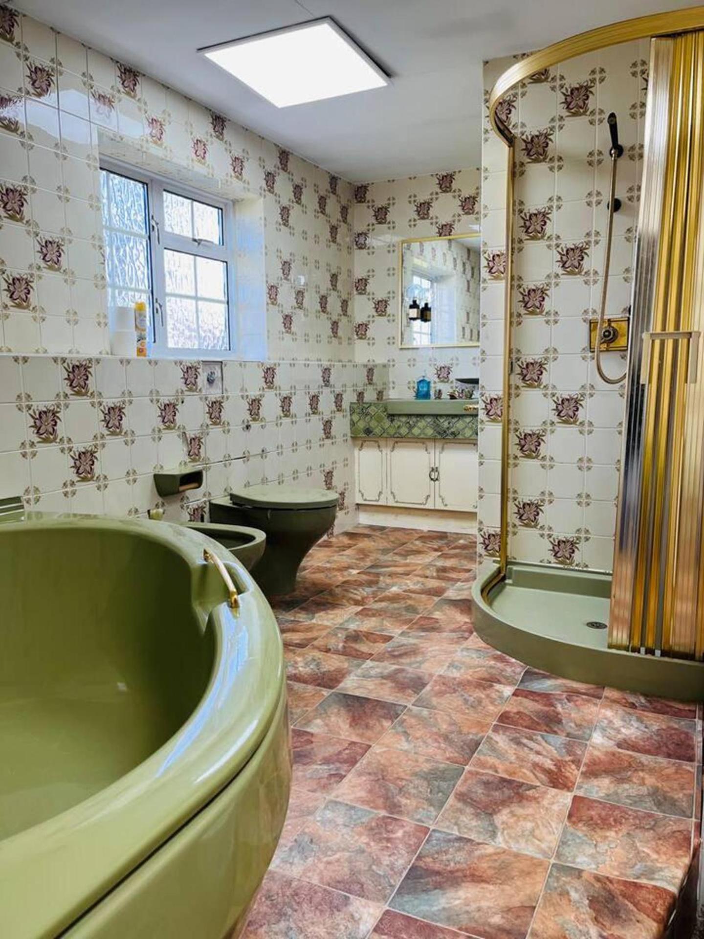 Holiday home Unwind In Comfort At Cosy Caradus Free Parking
